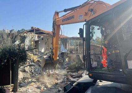 الاحتلال يشرع بهدم منزلين في حي واد الجوز