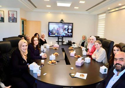 مهداوي يكرم السيدات العاملات في الصندوق الفلسطيني للتشغيل