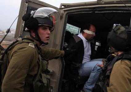 قوة إسرائيلية خاصة تعتقل شابا من البيرة