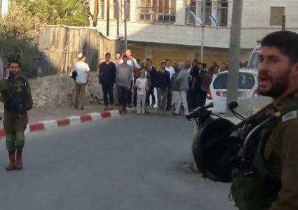 إصابة طفل إثر اعتداء المستوطنين عليه بالضرب وسط الخليل