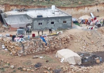 الاحتلال يخطر بإزالة خيام وبركسات ووقف بناء منزل في دوما