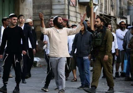 مستوطنون يعتدون على المواطنين في تل رميدة واندلاع مواجهات وسط الخليل