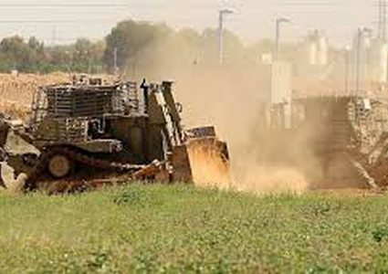 الاحتلال يجرف أراضي شمال شرق خان يونس