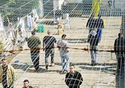 الأسرى يعتصمون غدا في ساحات السجون