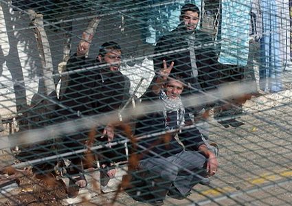 الأسرى يواصلون العصيان ضد إدارة السجون