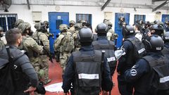 الأسرى يواصلون "العصيان" ضد إدارة سجون الاحتلال