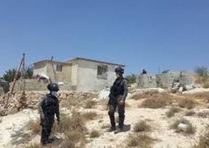 الاحتلال يخطر مواطنا بوقف البناء في منشآته بالأغوار الشمالية