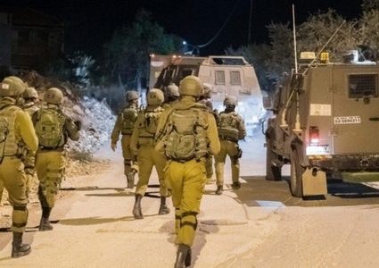 قوات الاحتلال تقتحم طولكرم وتداهم عدة منازل