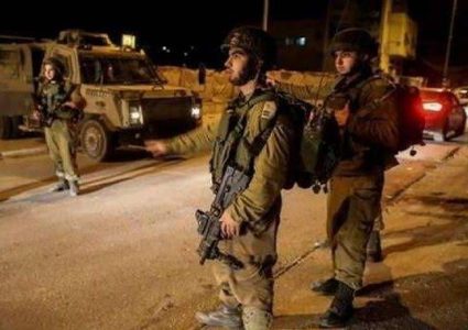 قوات الاحتلال تحتجز طفلا في الخليل وتعتدي عليه بالضرب