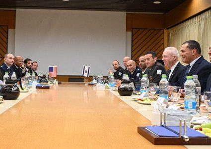 أوستن يدعو إسرائيل للعمل مع الفلسطينيين للحد من العنف بالضفة