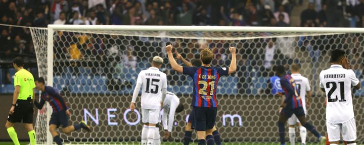 السلطات الإسبانية توجه تهما لبرشلونة تتعلق بدفع أموال للحكام