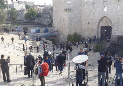 الاحتلال يصيب فتى بالرصاص المعدني في باب العامود