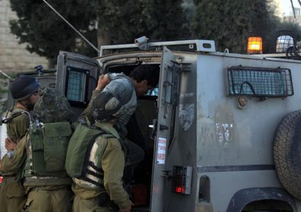 الاحتلال يعتقل شابا من مخيم جنين على حاجز عسكري قرب نابلس