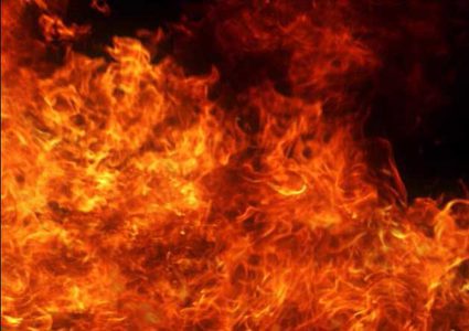 مصرع 3 أشخاص وإصابة آخرين في حريق بمبنى سكني بلبنان