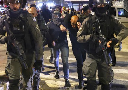 قوات الاحتلال تعتقل شابا من القدس بعد الاعتداء عليه