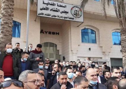 نقابة المحامين بالضفة تعلق العمل أمام جميع المحاكم لمدة أسبوع