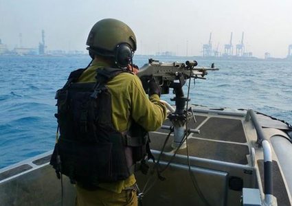 زوارق الاحتلال تهاجم مراكب الصيادين جنوب قطاع غزة