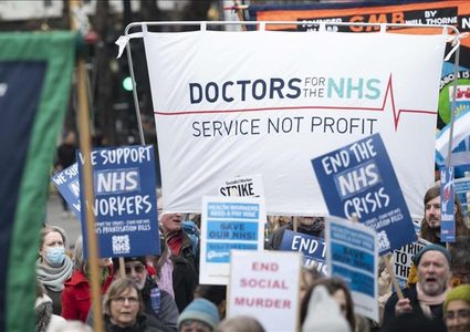 آلاف الأطباء المبتدئين في بريطانيا يضربون لـ3 أيام