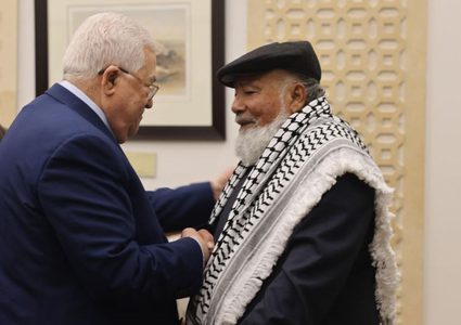 الرئيس عباس يستقبل شيخ الأسرى فؤاد الشوبكي ويهنئه بالإفراج عنه