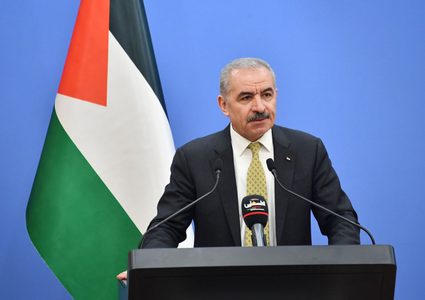 اشتية يطالب المعلمين الممتنعين بالعودة إلى التعليم