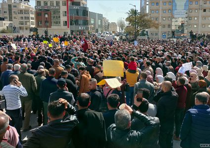 آلاف المعلمين يعتصمون قرب مجلس الوزراء للمطالبة بحقوقهم