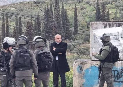 الاحتلال يحتحز محافظ جنين على حاجز عسكري قرب نابلس