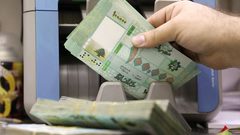 الليرة اللبنانية تتراجع لمستوى قياسي أمام الدولار
