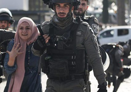 الاحتلال يعتدي بالضرب على موظفة في جامعة بوليتكنك