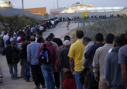 وزير العمل يطلع الشركاء الدوليين على الانتهاكات الإسرائيلية بحق العمال