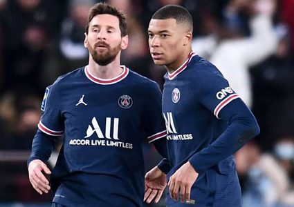 ميسي يشترط المساواة بمبابي.. ويثير انقساما داخل باريس