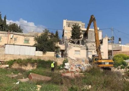 الاحتلال يهدم منزلا قيد الإنشاء في دير عمار غرب رام الله