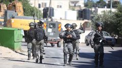 الاحتلال يداهم عدة منازل في نعلين ويقتحم رام الله