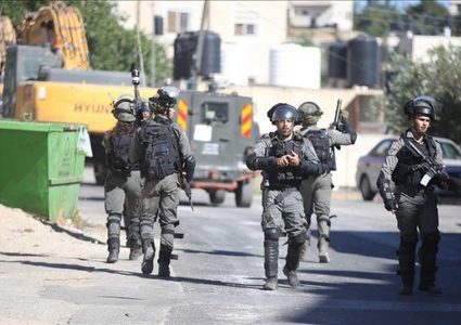 الاحتلال يداهم عدة منازل في نعلين ويقتحم رام الله