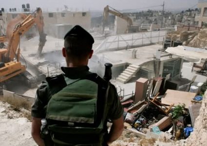 قوات الاحتلال تسلم إخطارات بالهدم ووقف البناء غرب سلفيت