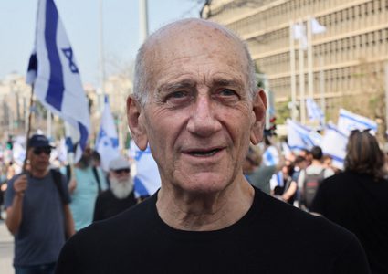 أولمرت يدعو زعماء العالم إلى نبذ نتنياهو