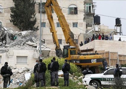 سلطات الاحتلال تهدم منشأتين في بلدة الزعيم شرق القدس