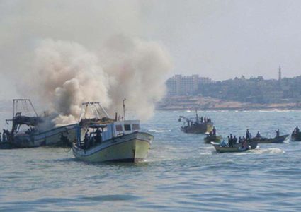 بحرية الاحتلال تطلق النار صوب مراكب الصيادين ببحر بيت لاهيا
