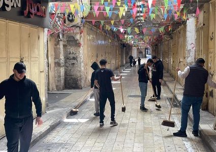 حملة تطوعية لتنظيف وتزيين البلدة القديمة في نابلس لاستقبال شهر رمضان