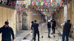 حملة تطوعية لتنظيف وتزيين البلدة القديمة في نابلس لاستقبال شهر رمضان