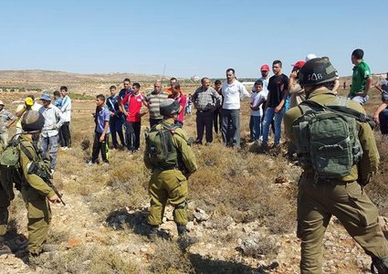 قوات الاحتلال تجبر مزارعين على مغادرة أراضيهم في بلدة الخضر