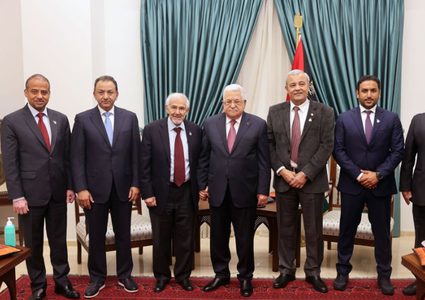 الرئيس  عباس يستقبل وفدا من جمعية الهلال الأحمر الكويتي