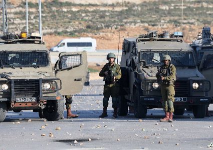 سلطات الاحتلال تغلق أحد مداخل بلدة حزما شمال القدس