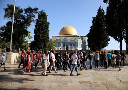 عشرات المستوطنين يقتحمون الأقصى وسط جولات استفزازية