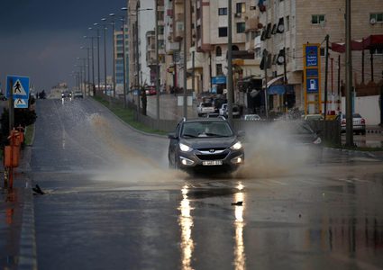 الطقس: استمرار المنخفض الجوي وأمطار متفرقة