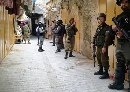 سلطات الاحتلال تغلق المحال التجارية وسط حوارة جنوب نابلس