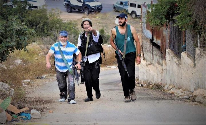 الخليل:مستوطنون يحطّمون أبواب محلات تجارية في البلدة القديمة