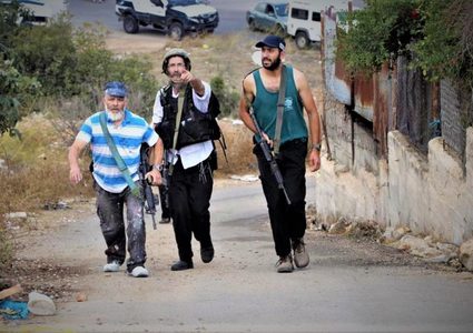 الخليل:مستوطنون يحطّمون أبواب محلات تجارية في البلدة القديمة