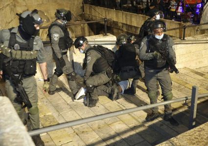 قوات الاحتلال تعتدي على مقدسي و تعتقل ثلاثة آخرين