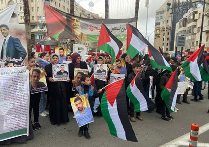 وقفة تطالب باسترداد جثامين شهداء مخيم عقبة جبر جنوب أريحا