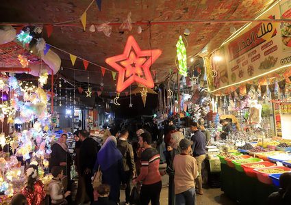 الأجواء في سوق الزاوية بمدينة غزة قبيل حلول شهر رمضان